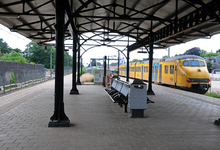 816720 Gezicht op het perron en de perronkap van het N.S.-station Bilthoven te Bilthoven (gemeente De Bilt), met de ...